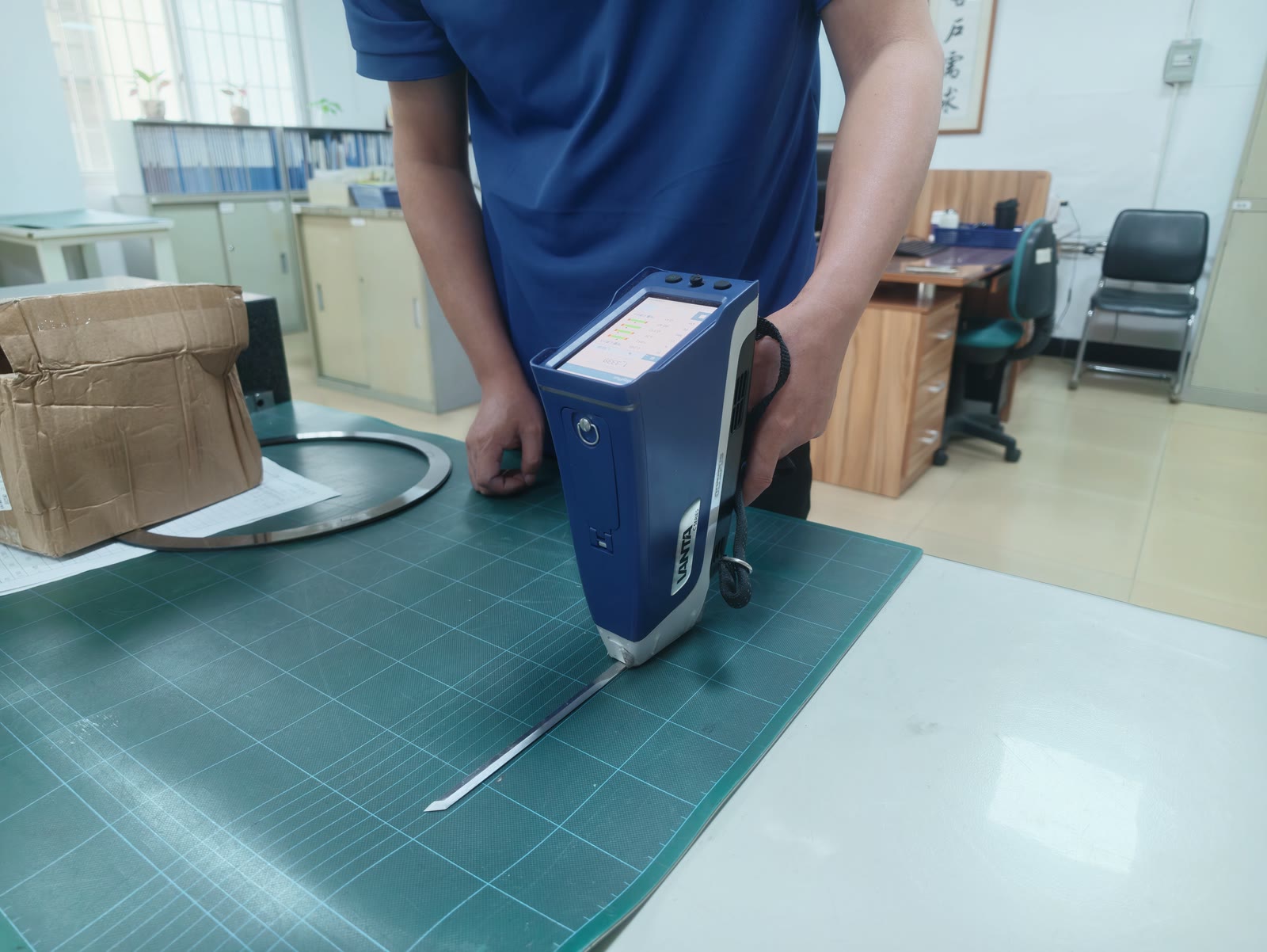 手持分析设备与刀具样件接触位置特写