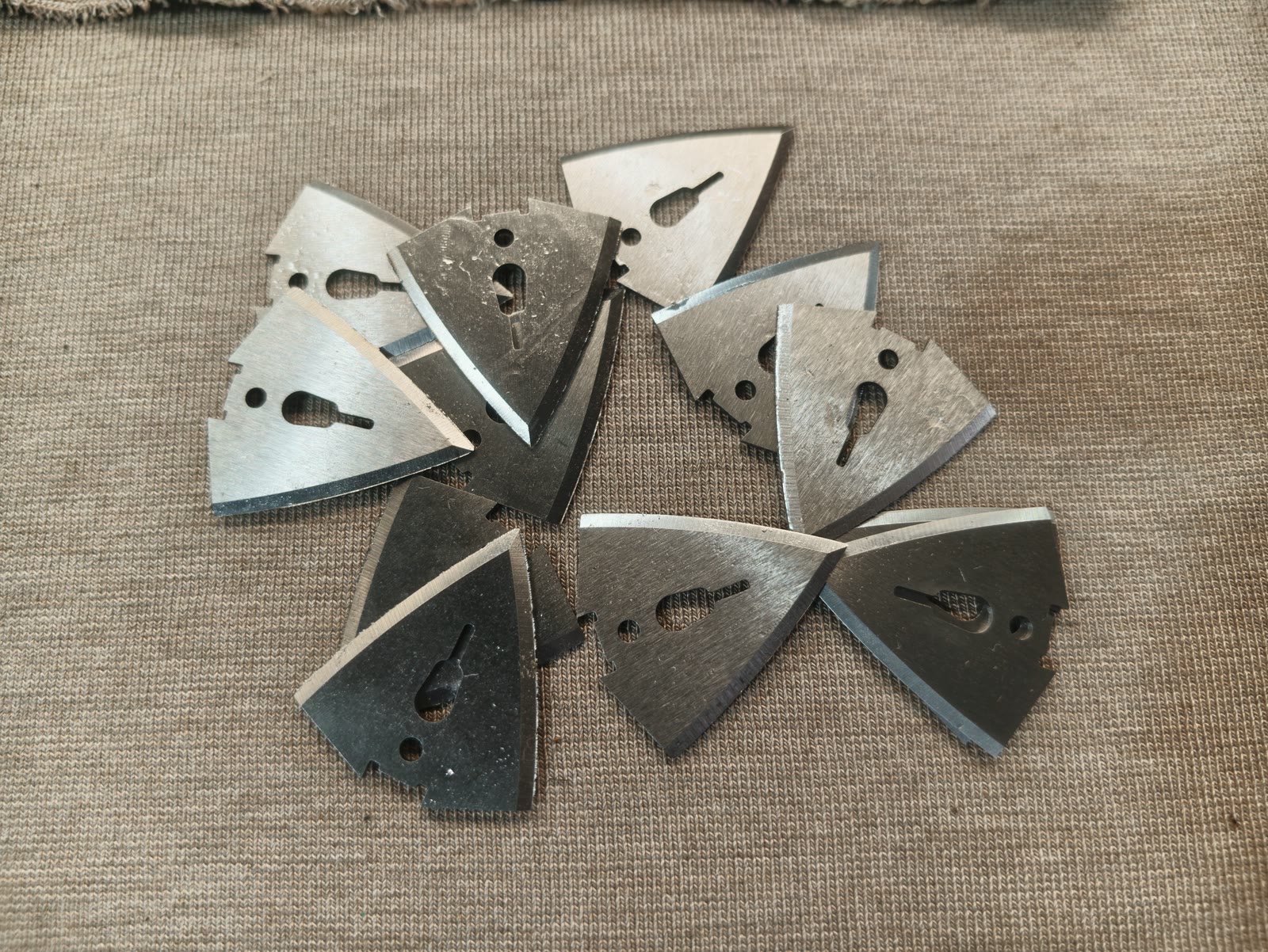 研磨工序后的异形刀具样件